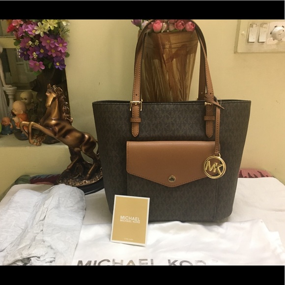 Michael Kors Handbags - Authentic Michael Kors Jet Set Medium Pocket Tote